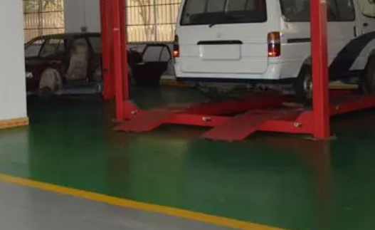 汽修厂做环氧地坪还是贴地砖好? 哪个更适合？